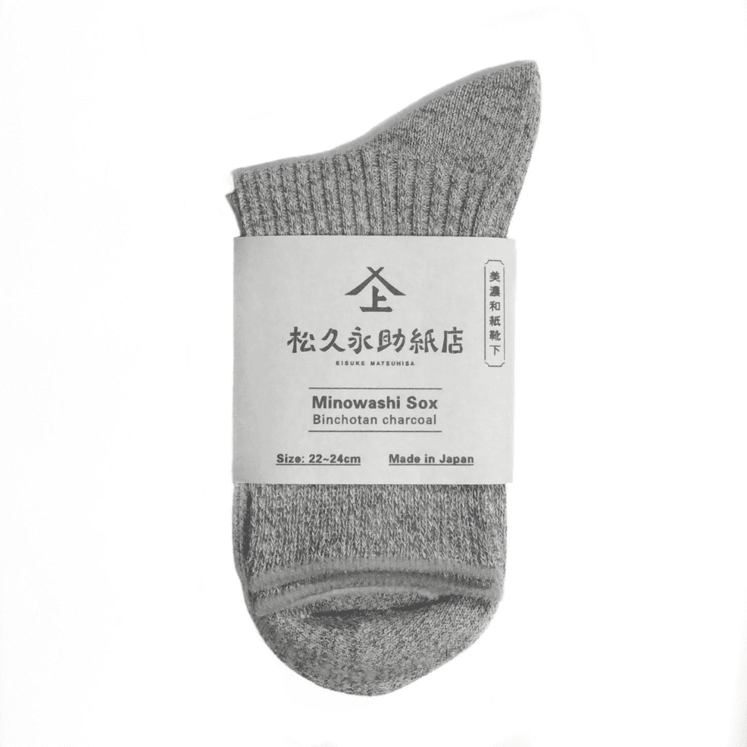 美濃和紙靴下、ベーシックタイプ、22-24cm、グレー(備長炭)が1足、半分に折りたたまれた状態でうつっています。店名、商品名、サイズ、日本製である旨が記載された商品帯が商品の真ん中にまかれています。下記は関連するキーワードになります。靴下 ソックス 和紙製品 美濃和紙 こだわり 機能的 おすすめ ムレない 消臭 抗菌 健康対策 エコ プレゼント 母の日 父の日 敬老の日 おすすめ 人気 松久永助紙店 オンラインショップ