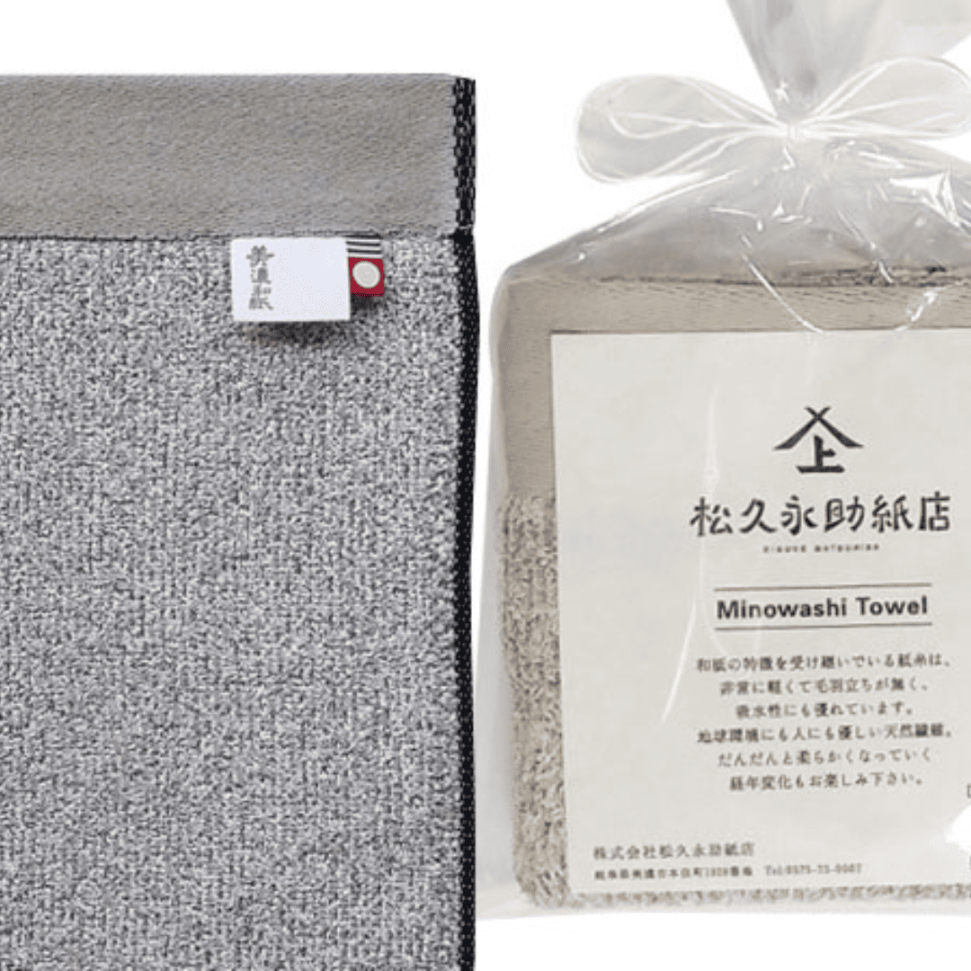 美濃和紙タオル、ソリッドのベージュ、包装された状態(右)と広げられた状態のアップ(左)がうつっています。包装されている方は、正方形に小さく畳まれ、店名、商品名、商品説明が記載された紙(畳んだタオルと同じくらいの大きさ)とともに、透明の袋でに入れられています。袋の口は紙糸をリボン結びにして縛られています。広げられた方には2種類のタグが付いている様子も見えます。タグは「美濃和紙」とかかれたもの(右側)と、今治タオルのブランドロゴ(左側)です。下記は関連するキーワードになります。無地 和紙 美濃和紙 シャリ感 日本製 臭くなりにくい こだわり 上質 プレゼント おすすめ センスいい ギフト 美濃和紙タオル 生地 紙糸 使いやすい 松久永助紙店 オンラインショップ