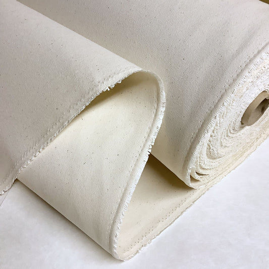 白い背景に、美濃和紙と綿でできた11号帆布がうつっています。ロール状にまかれた生地から、質感がわかるよう少し引き出された状態です。色は生成り色です。下記は関連するキーワードになります。松久永助紙店オリジナル 和紙 和紙糸 紙布 11号帆布 松久永助紙店 帆布 トートバック 自然素材 天然素材 かばん 縫製 ハンドメイド 素材 生地 新入生 生成 やさしい 防水 あだちや Sifu Sifuあだちや BEAMS ビームス カジュアル アウトドア キャンプ 丈夫 SDGS サステナブル 地球にやさしい 環境配慮 環境にやさしい エコ 土にかえる 生分解性 綿 ポーチ 防災頭巾 防災頭巾カバー 紙布クロス 紙布博 紙布織 服 洋服 和服 布 壁紙 和 美濃和紙 岐阜 美濃  販売 袋 着物