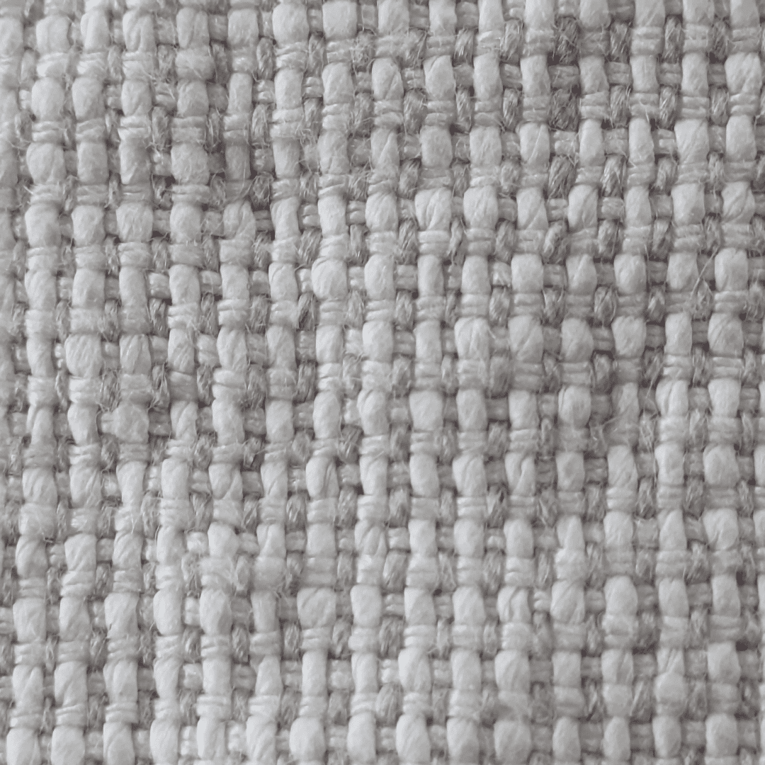 松久永助紙店オリジナルの紙布である、和紙とリネンでできた生地、織り目がわかるようにアップでうつっています。品名は24S510です。色は生成り色です。比較的太い和紙糸とやや細いリネンの糸が交差しているのがみえます。下記は関連するキーワードになります。和紙 和紙糸 紙布 松久永助紙店オリジナル 自然素材 天然素材 縫製 ハンドメイド 素材 生地 やさしい SDGS サステナブル 地球にやさしい 環境配慮 環境にやさしい エコ 土にかえる 生分解性 紙布クロス 紙布博 紙布織 服 洋服 和服 布 壁紙 和 美濃和紙 岐阜 美濃  販売 ネットショップ オンラインショップ ネット オンライン 着物 近くで和紙が売ってるところ