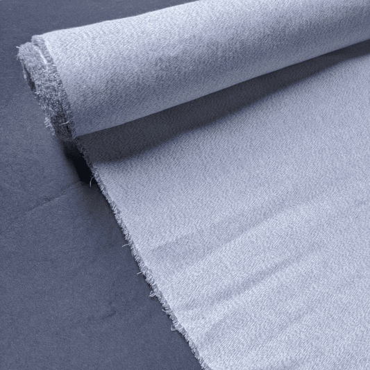 黒い背景に、美濃和紙とリネンでできた生地がうつっています。ロール状にまかれた生地から、質感がわかるよう少し引き出された状態です。色はグレーです。下記は関連するキーワードになります。 和紙 美濃和紙 紙糸 和紙糸 紙布 和紙布 和紙生地 自然素材 天然繊維 縫製 ハンドメイド 素材 生地 材料 やさしい SDGS サステナブル 地球にやさしい 環境にやさしい エコ 土にかえる 生分解性 紙布クロス 紙布博 紙布織 松久永助紙店オリジナル 服 洋服 和服 布 壁紙 和 美濃和紙 岐阜 美濃  販売 着物 近くで和紙が売ってるところ 松久永助紙店 オンラインショップ